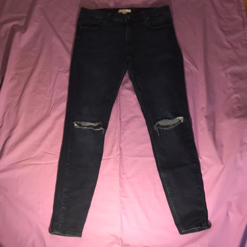 Knee ripped blue skinny jeans